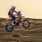 Heroico Kevin Benavides en la penúltima etapa: auxilia a Walkner, victoria y candidato