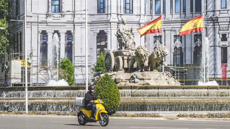 Moto-Ciudad-Cibeles-Madrid-Espana - 2