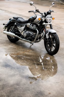 MBKWeb Royal Enfield Super Meteor 650 2023 Valencia 10