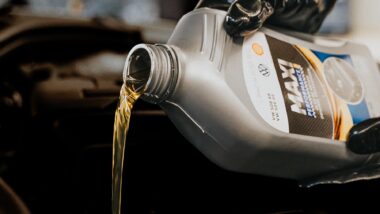 5 consejos para viajar en moto durante el verano y el calor 7 Aceite Motor pexels daniel andraski