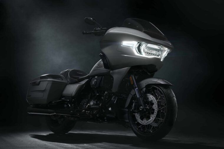 Harley-Davidson-CVO-Road-Glide-2023-teaser