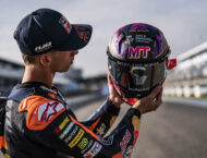 Pedro Acosta y MT Helmets homenajean al icónico MT Jarama 3 Pedro Acosta MT Helmets KRE Jarama GP Edition (8)