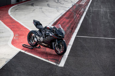 Ducati Panigale V2 Black on Black 2023 6