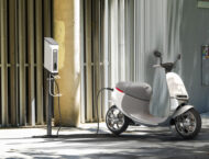 Motos eléctricas y la deducción del 15% del IRPF: ¡Lo que debes saber! 1 punto de recarga moto electrica 2