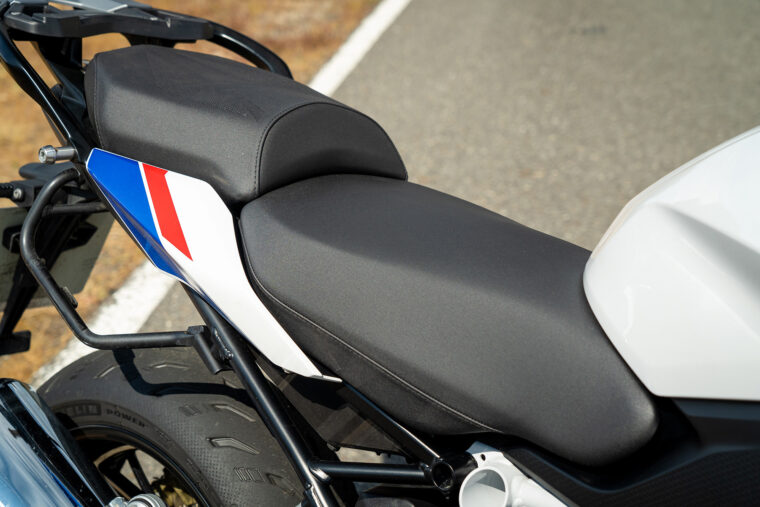 BMW R 1250 RS vs Moto Guzzi V100 Mandello S: Prueba comparativa 10 BMW R1250RS 2023 comparativa detalles 4