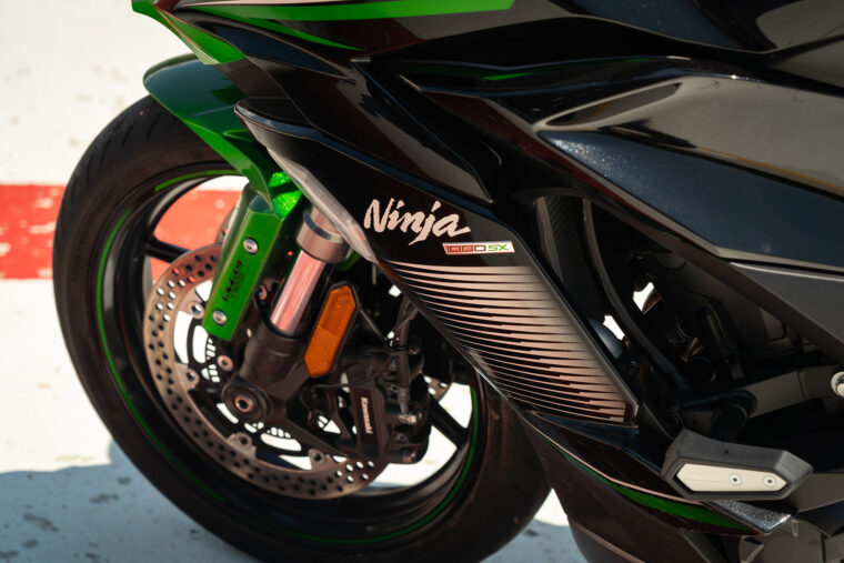 Kawasaki-Ninja-1000sx-vs-Suzuki-GSX-S1000GT-2023-comparativa-prueba-11