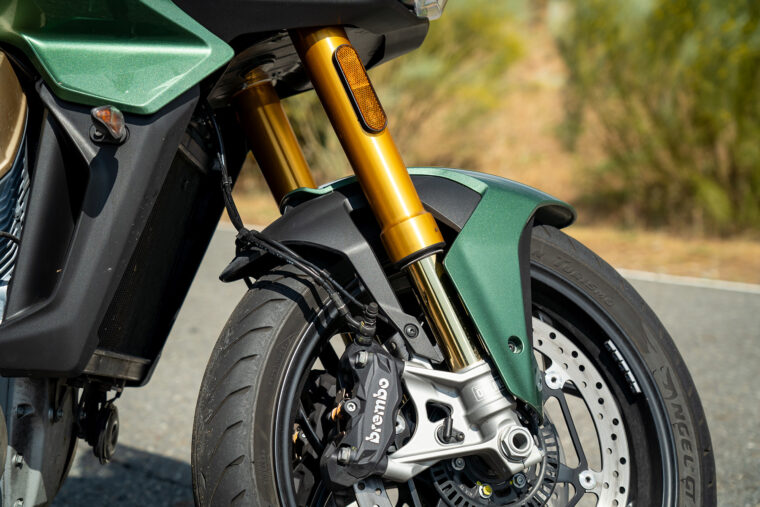 Moto-Guzzi-V100-Mandello-2023-comparativa-detalles-12