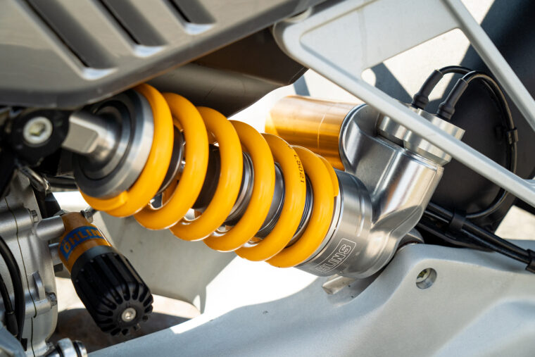 Moto-Guzzi-V100-Mandello-2023-comparativa-detalles-14