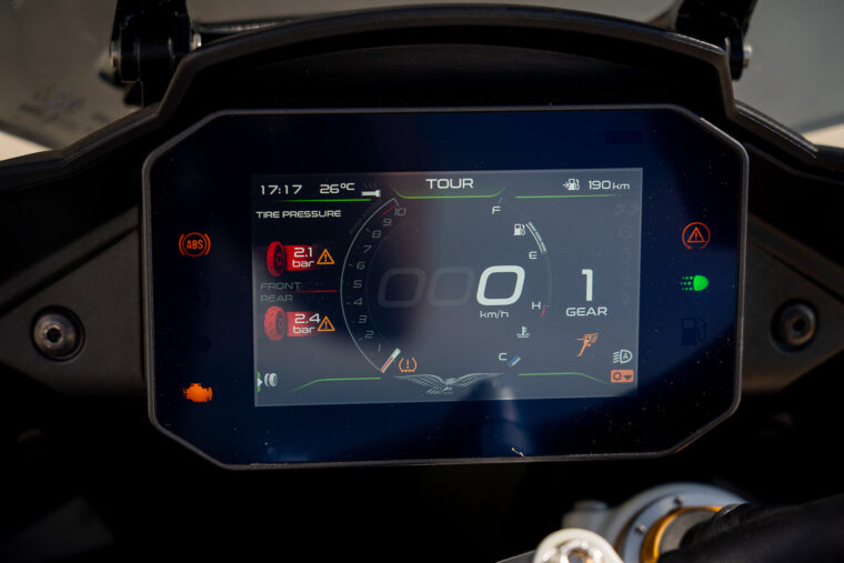 Moto-Guzzi-V100-Mandello-2023-comparativa-detalles-16