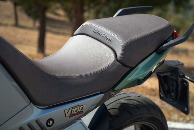 Moto-Guzzi-V100-Mandello-2023-comparativa-detalles-17