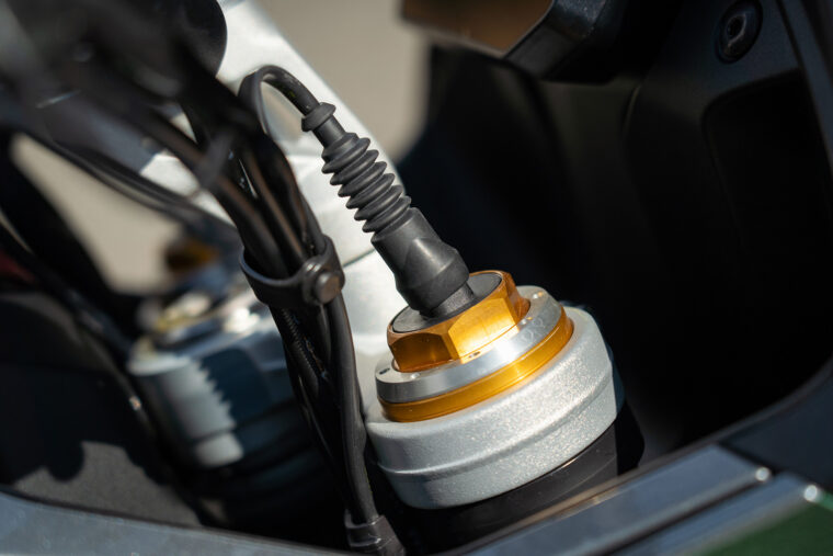 Moto-Guzzi-V100-Mandello-2023-comparativa-detalles-5