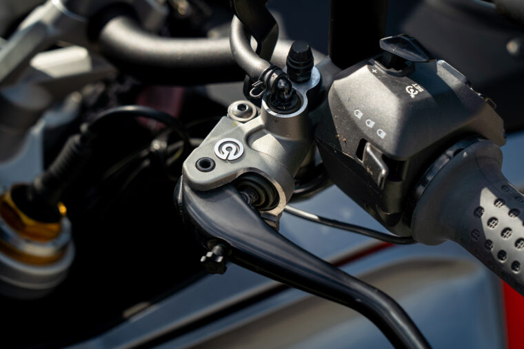 Moto-Guzzi-V100-Mandello-2023-comparativa-detalles-7