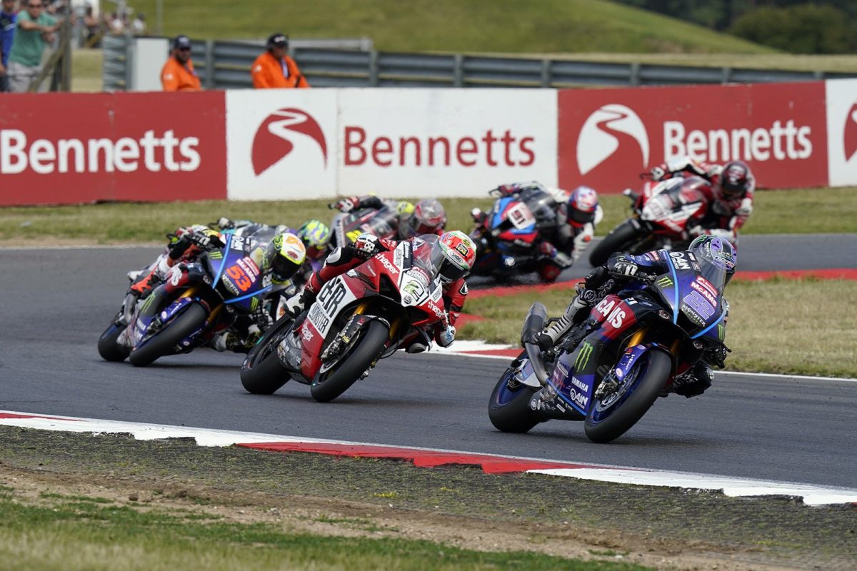 Tito Rabat logra dos décimos puestos en su reaparición en el British Superbike 4 Tito Rabat British Superbike 12