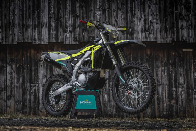 Fantic-XEF-250-Black-Edition-2024-ambiente10