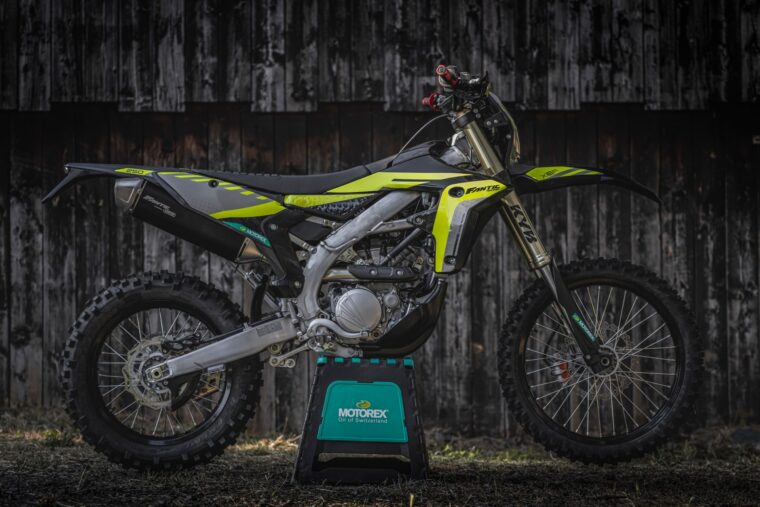 Fantic XEF 250 Black Edition 2024 ambiente9