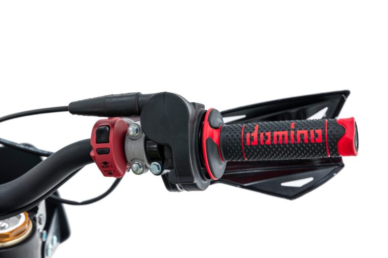 Fantic-XEF-250-Black-Edition-2024-estudio1