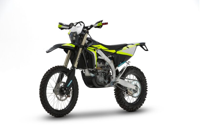 Fantic-XEF-250-Black-Edition-2024-estudio4