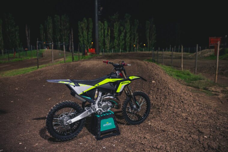 Fantic-XX-125-Black-Edition-2024-ambiente16