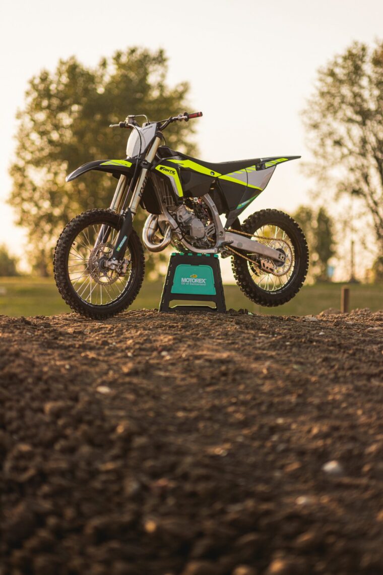 Fantic-XX-125-Black-Edition-2024-ambiente4