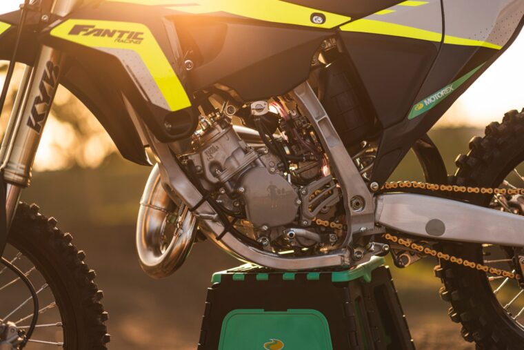 Fantic-XX-125-Black-Edition-2024-ambiente5