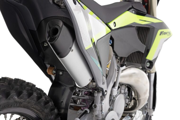 Fantic-XX-125-Black-Edition-2024-estudio10