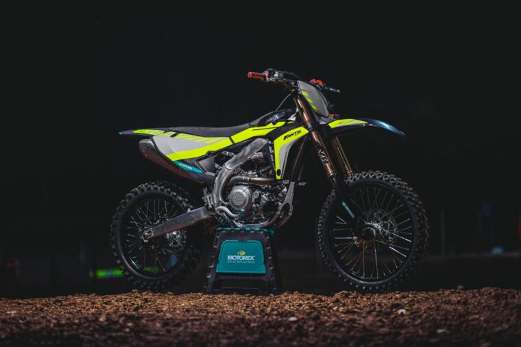 Fantic XXF 450 Black Edition 2024 ambiente12