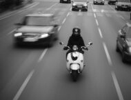 Adelantar en moto entre coches ¿Puedo hacerlo? ¿Es legal? 2 Moto trafico pexels pixabay 221258