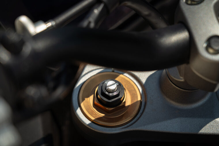 kawasaki_ninja_1000sx_suzuki_gsxs1000gt - 10