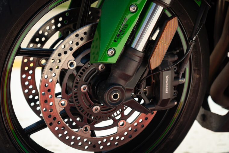 kawasaki_ninja_1000sx_suzuki_gsxs1000gt - 12