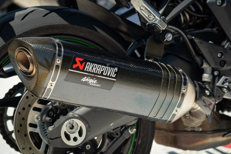 kawasaki_ninja_1000sx_suzuki_gsxs1000gt - 16