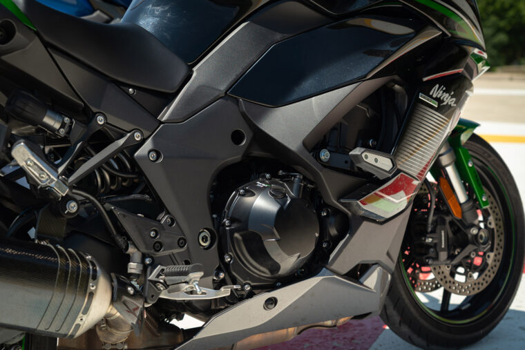 kawasaki_ninja_1000sx_suzuki_gsxs1000gt - 17