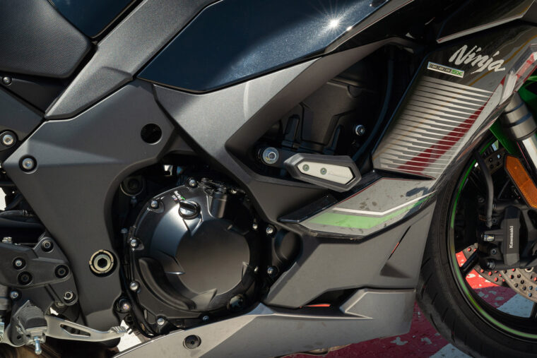 kawasaki_ninja_1000sx_suzuki_gsxs1000gt - 27