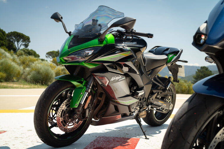 kawasaki_ninja_1000sx_suzuki_gsxs1000gt - 6