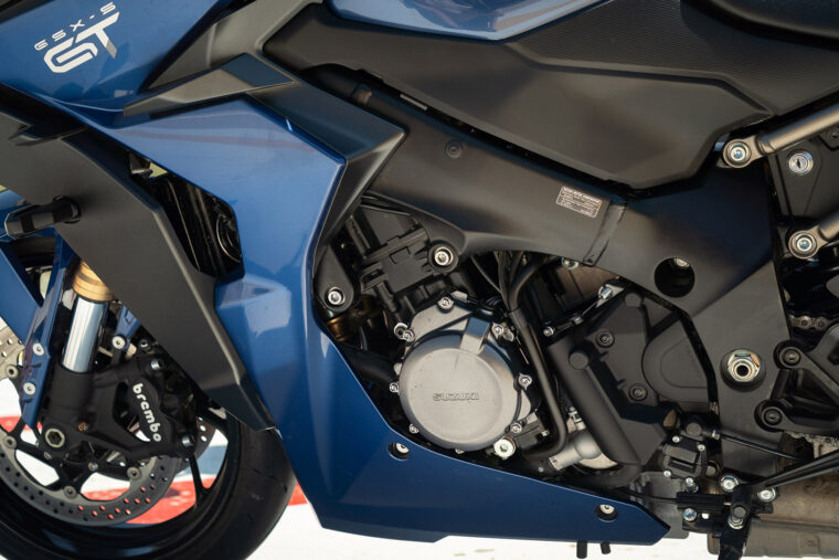 kawasaki_ninja_1000sx_suzuki_gsxs1000gt - 9