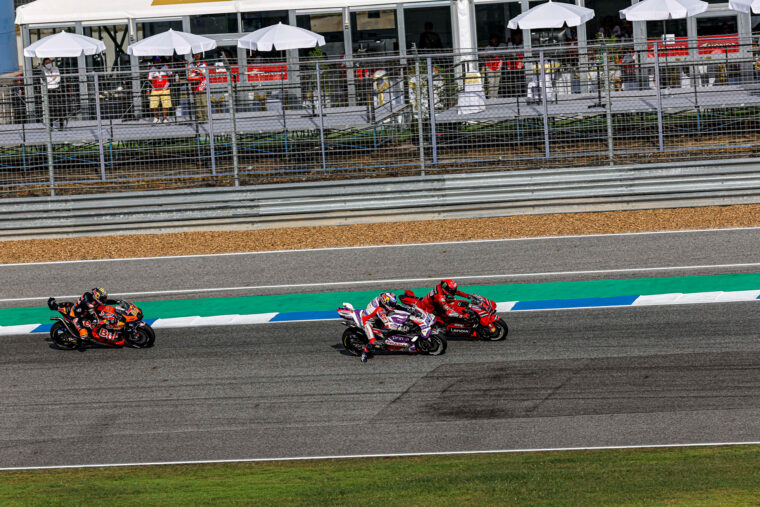 Bagnaia-por-fuera-Binder-Martin-carrera-Tailandia-MotoGP-2023 (3)