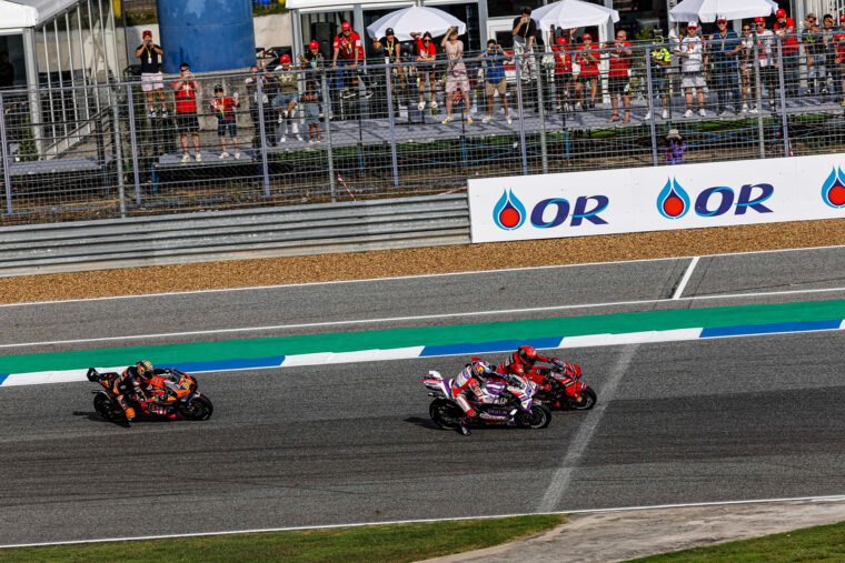 Bagnaia-por-fuera-Binder-Martin-carrera-Tailandia-MotoGP-2023 (4)