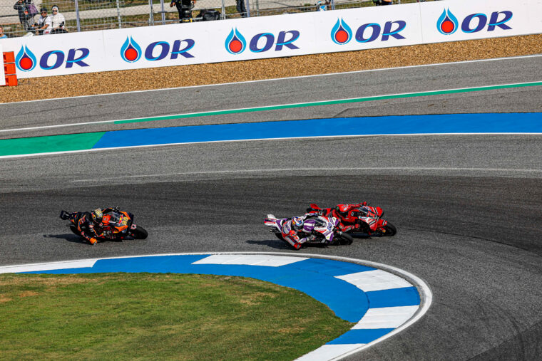 Bagnaia-por-fuera-Binder-Martin-carrera-Tailandia-MotoGP-2023 (5)