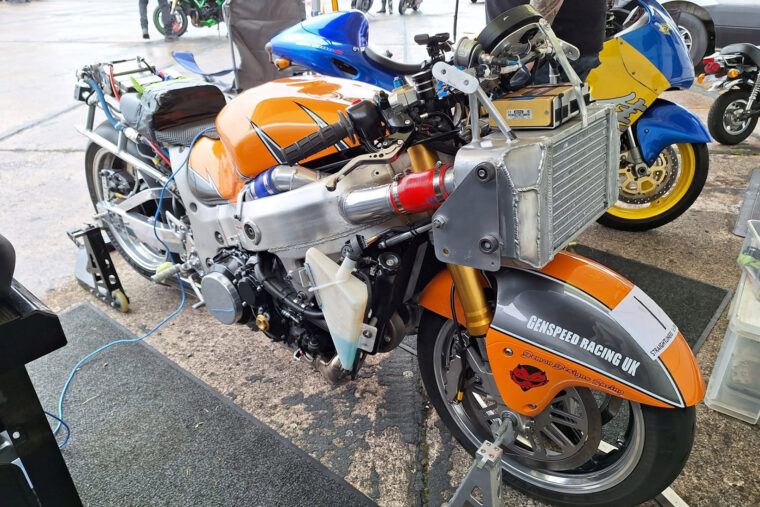 Becci Ellis se convierte en la mujer más rápida del mundo sobre una moto naked ¡372,38 km/h! 6 Becci Ellis Mujer record velocidad4