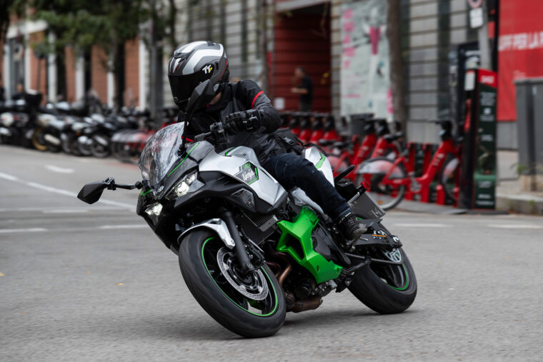 Kawasaki-Ninja-7-Hybrid-2024-opinion-prueba-60