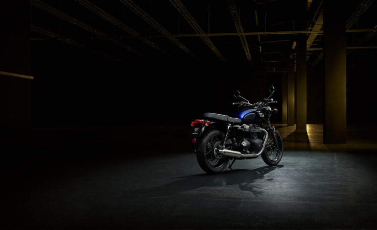 Triumph-Bonneville-T100-Blue-Stealth-Edition-1