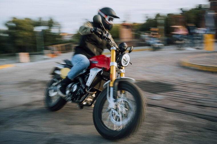 Fantic 2024: Prototipos y novedades mostradas en el EICMA 22 Fantic Caballero 125 Scrambler 2024 accion5