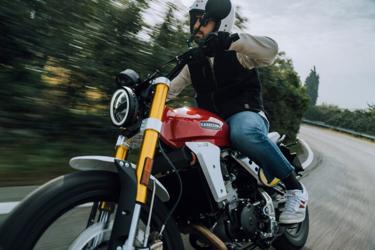 Fantic-Caballero-500-Scrambler-2024-accion5