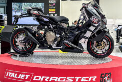 Italjet Dragster 559 Twin: ¡Brutal prototipo de maxi-scooter bicilíndrico! 9 Italjet Dragster 559 Twin prototipo EICMA 7