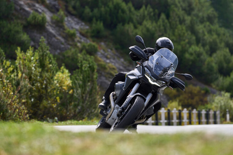Moto-Guzzi-Stelvio-2024-dinamicas33
