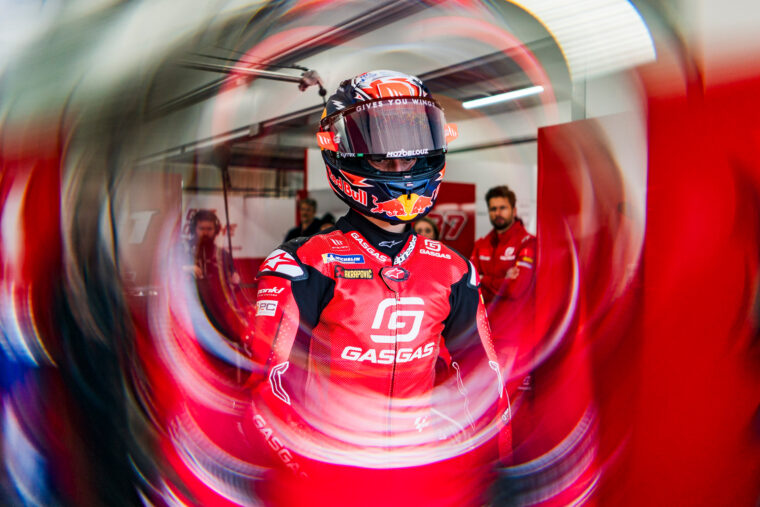 MT-Helmets-Pedro-Acosta-MotoGP-Test-Valencia (8)