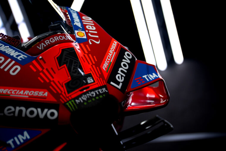 Todas las motos de MotoGP 2024: equipos, decoraciones y pilotos 1 Ducati Lenovo Team MotoGP 2024 Desmosedici GP24 Bagnaia Bastianini (31)