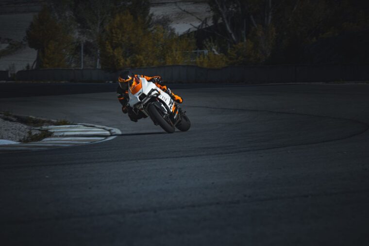 KTM-RC-8C-2024-1