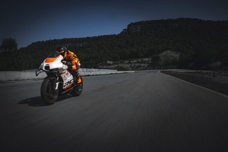KTM-RC-8C-2024-9