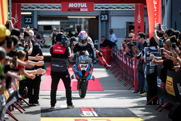 Razgatlioglu, celebrando con la BMW M 1000 RR en Montmeló