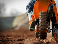 KTM 350 SX-F 2025 5 KTM 350 SX F 2025 accion detalles1